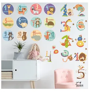 Détail de 12 stickers muraux étape bébé avec motifs animaux et chiffres décoratifs