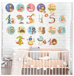 Détail de stickers muraux animaux avec mois de 1 à 12 et chiffres pour chambre de bébé