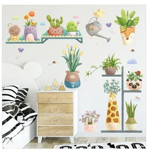 Détail montrant des stickers muraux d'animaux colorés dans une chambre moderne