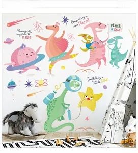 Détail de stickers muraux dinosaures et étoiles dans une chambre d'enfant douillette