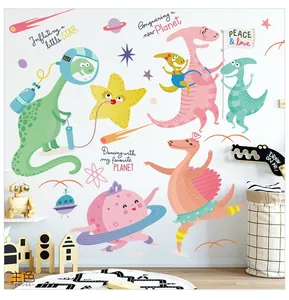 Détail de stickers muraux dinosaures et étoiles pour chambre d'enfant décorée