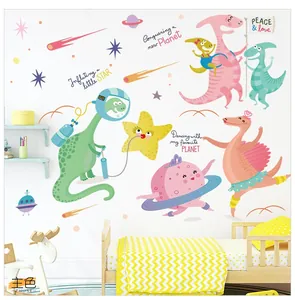 Vue détaillée des stickers muraux dinosaures pilotes dans une chambre d'enfant douillette