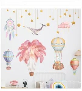Détail des stickers muraux attrape-rêves et baleine avec plumes roses et étoiles