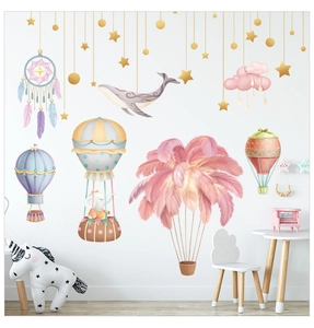 Détail de stickers muraux avec montgolfières roses, baleines et étoiles pour chambre d'enfant