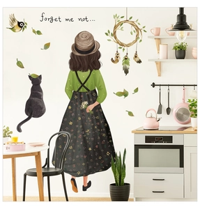 Stickers muraux avec fille, chat noir et oiseaux dans un décor de cuisine chaleureux
