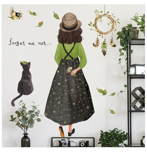 Détail de l'autocollant mural fille avec chat et couronne florale sur mur blanc