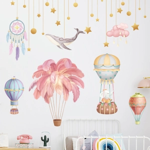 Stickers muraux montgolfière rose et baleine pour une déco de chambre de fille rêveuse