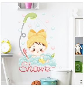 Detailaufnahme süßer Wandsticker badendes Mädchen mit Blasen und gelben Enten