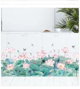 Détail de stickers muraux de lotus style chinois avec effet aquarelle sur placard