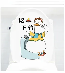 Adesivo impermeabile con papera gialla applicato sul coperchio bianco del water in bagno