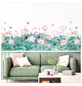 Détail de l'autocollant mural avec fleurs de lotus roses et feuilles vertes pour salon