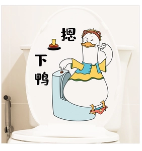 Dettaglio dell'adesivo con papera su coperchio WC bianco con scritte decorative