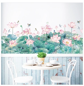 Détail d'un sticker mural lotus aquarelle montrant fleurs roses et feuilles sur mur blanc