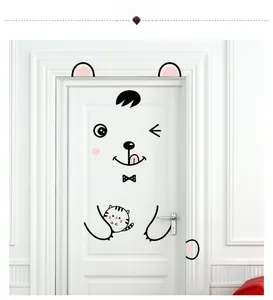 Détail d'autocollants de porte d'ours avec expressions faciales noires et oreilles roses