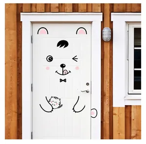 Détail de stickers ours de dessin animé mignons sur une porte blanche de chambre