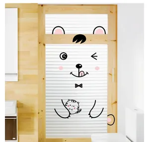 Vue détaillée d'un autocollant d'ours et chat sur une porte en verre pour la maison
