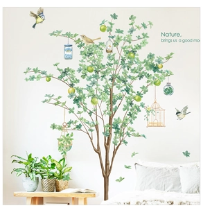 Détail du sticker mural arbre nordique avec feuilles vertes, oiseaux et bocaux