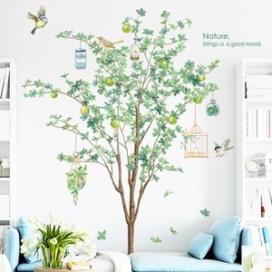 Sticker mural nordique avec grand arbre vert, oiseaux et bocaux pour salon élégant