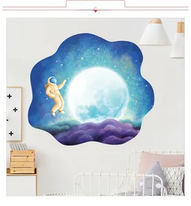 Détail d'un sticker mural 3D astronaute lune dans une chambre sur un lit en fer