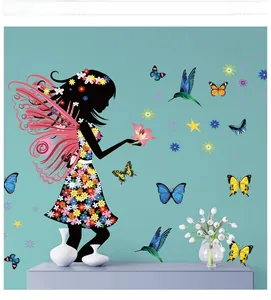 Détail du sticker mural fée colorée avec des papillons vibrants et des colibris fées