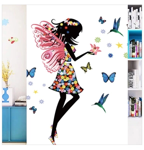 Détail de l'autocollant mural avec fée des fleurs, ailes roses et robe fleurie colorée