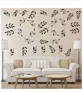 Detail minimalistischer schwarzer Blattzweig-Wandaufkleber in einem modernen Wohnzimmer