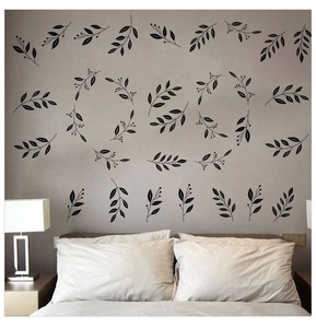 Detail von schwarzen Ranken-Wandtattoos mit Beeren an einer Schlafzimmer-Kopfteilwand