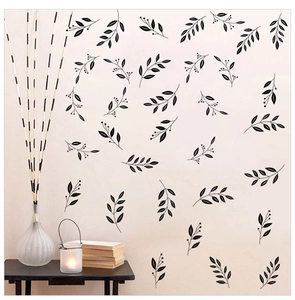 Minimalistische schwarze Blumen-Wandaufkleber an einer neutralen Wand mit einem Beistelltisch