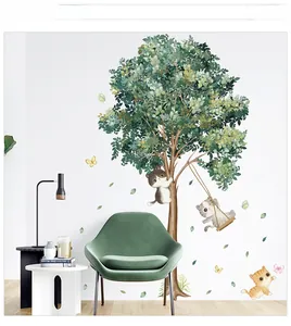Détail de stickers muraux avec chats mignons, grand arbre vert et papillons colorés décoratifs