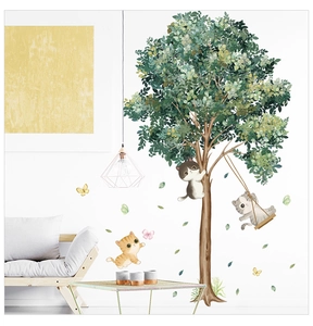 Détail de stickers muraux chat et arbre vert dans un salon moderne de style nordique