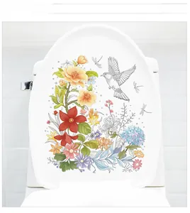 Détail du sticker floral pour abattant WC avec fleurs peintes et oiseaux multicolores