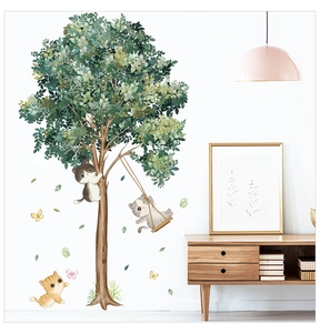 Détail d'autocollants chats mignons sur un grand arbre vert pour chambre d'enfant