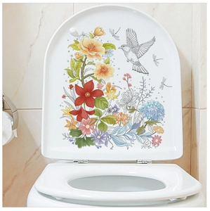Détail de motifs floraux et d'oiseaux sur un abattant de WC blanc en résine décoratif