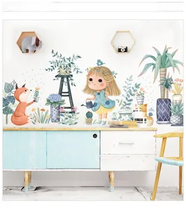 Stickers muraux enfant avec fille et animaux au-dessus d'un meuble scandinave