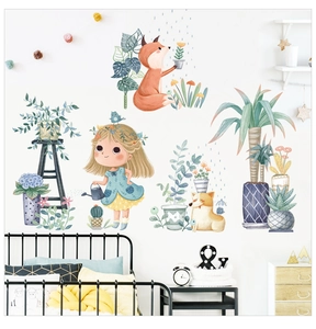 Détail d'autocollant mural avec fille arrosant des fleurs et animaux pour chambre