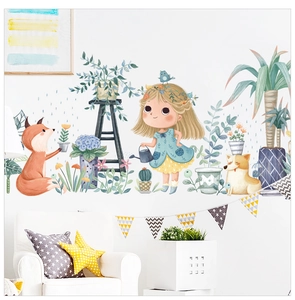 Détail du sticker mural montrant une fille arrosant des plantes et un renard mignon