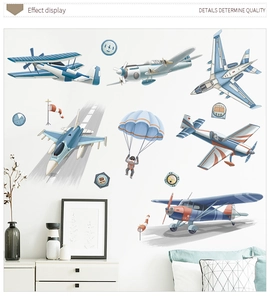 Détail des stickers muraux avion bleu et astronaute dans un décor de chambre d'enfant