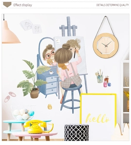Détail de l'autocollant mural fille dessiné à la main avec bureau et plantes vertes