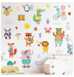 Detail von Cartoon-Tier-Wandstickern mit niedlichen Löwen und Elefanten im Kinderzimmer