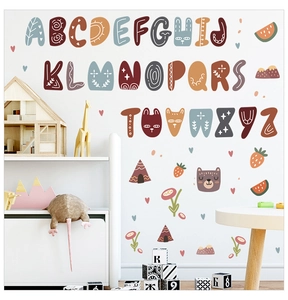 Dettaglio di adesivi murali alfabeto A-Z in stile boho con motivi di animali per bambini