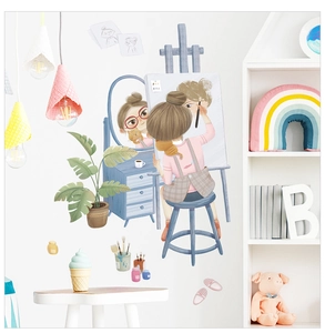 Détail d'autocollant mural d'une fille peignant pour déco de chambre et de salon