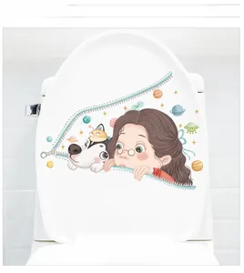 Détail d'un sticker mural créatif avec fille et husky sur un couvercle de toilette blanc