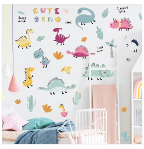 Détail des stickers muraux dinosaures mignons avec palmiers dans une chambre d'enfant