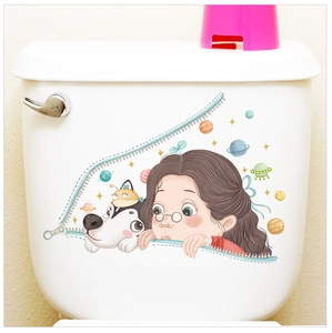Détail d'autocollants fille et husky sur réservoir de toilettes blanc aux tons doux