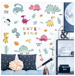 Vue détaillée d'autocollants dinosaures mignons pour chambre d'enfant sur un mur blanc