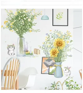 Nahaufnahme von Cartoon-Katzen Wandstickern und Sonnenblumen-Dekor auf einer weißen Wohnwand