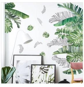 Détail de stickers muraux feuilles de monstera dans un intérieur nordique moderne
