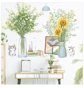 Detail von Sonnenblumen und Cartoon-Katze Wandstickern an einer weißen Wand im Zimmer