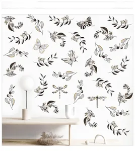 Détails des stickers muraux papillon et feuilles disposés dans un intérieur minimaliste