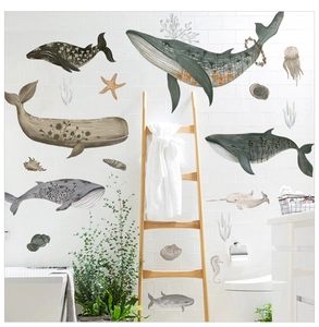 Détail de stickers muraux baleines à l'aquarelle avec motifs floraux sur mur de salle de bain